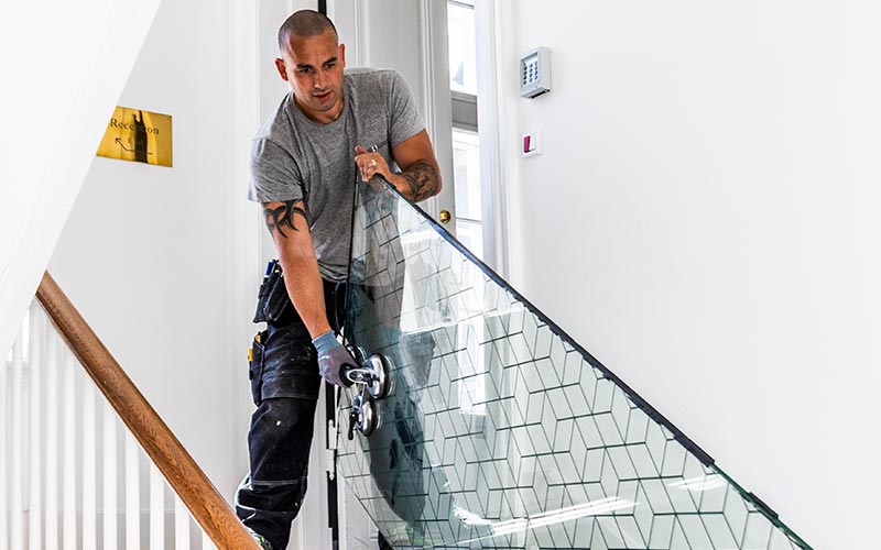 Vitrier professionnel DFPRO VITRAGE en intervention - Installation double vitrage Uccle Bruxelles