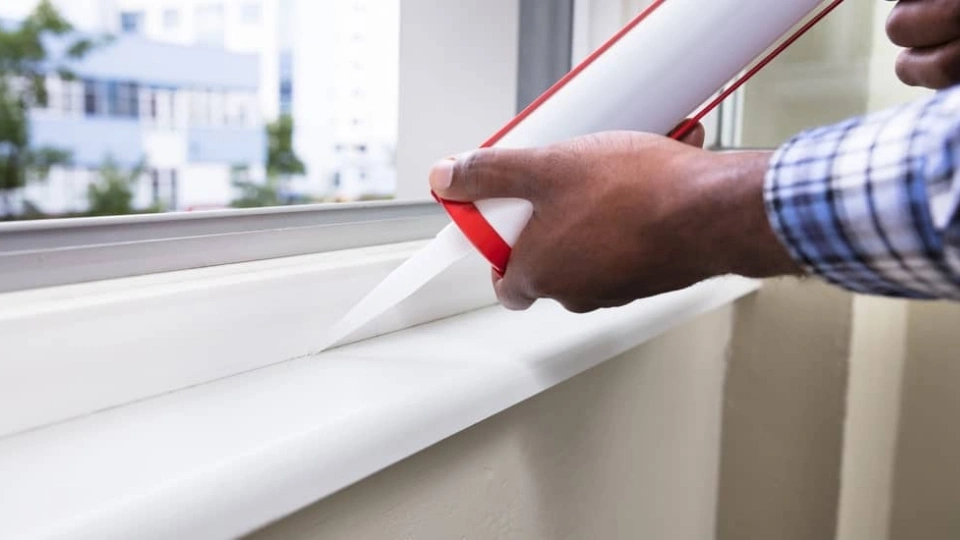 Entretien des évacuations d'eau sur une fenêtre PVC à Anderlecht débouchage des trous de drainage pour éviter les infiltrations et la moisissure.