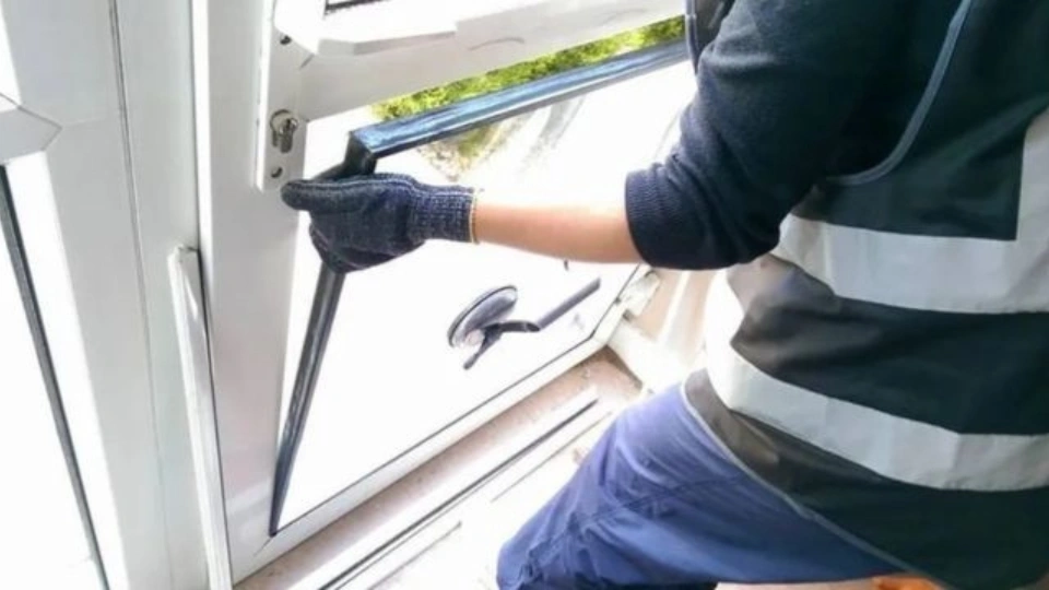 Installation d'un panneau de contreplaqué par un vitrier d'urgence à Anderlecht (1070) pour sécuriser une fenêtre brisée en attendant le nouveau vitrage.