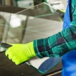 Camionnette d'artisan vitrier Anderlecht garée devant une maison typique à Anderlecht, prêt pour une intervention rapide 24/7 dans la commune.