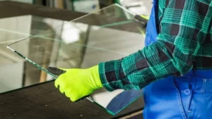 Camionnette d'artisan vitrier Anderlecht garée devant une maison typique à Anderlecht, prêt pour une intervention rapide 24/7 dans la commune.