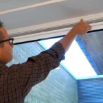 Installation professionnelle d'une grille de ventilation Renson sur un nouveau Pose Ventilation Double Vitrage Bruxelles pour respecter la PEB.