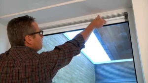 Installation professionnelle d'une grille de ventilation Renson sur un nouveau double vitrage à Bruxelles pour respecter la PEB.